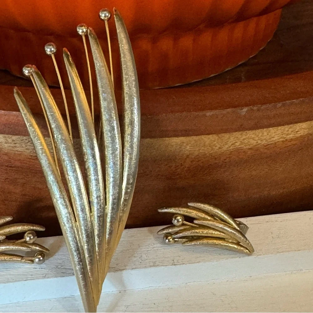 Vintage Brushed Gold Tone Fanned Leaf Brooch & Clip On Earrings Costume Set - Picture 3 of 14